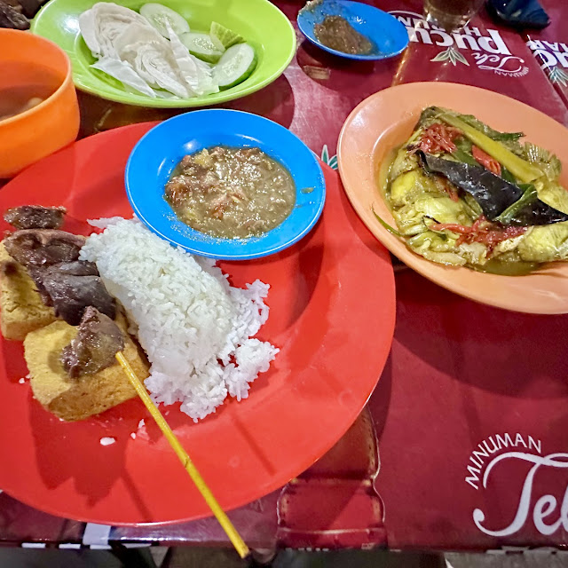 Nasi Ditemani Goreng Tahu Dan Goreng ATI Ampela Dan Pindang Kepala Kuwe Simba