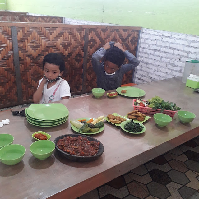 Ikan Baung Bakar Sambal Terasi Mentah