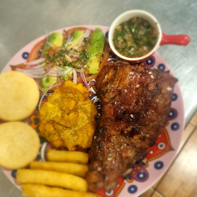 Costilla de Cerdo Ahumada Al Barril Con Arepa Yuca Aguacate Y Tomate