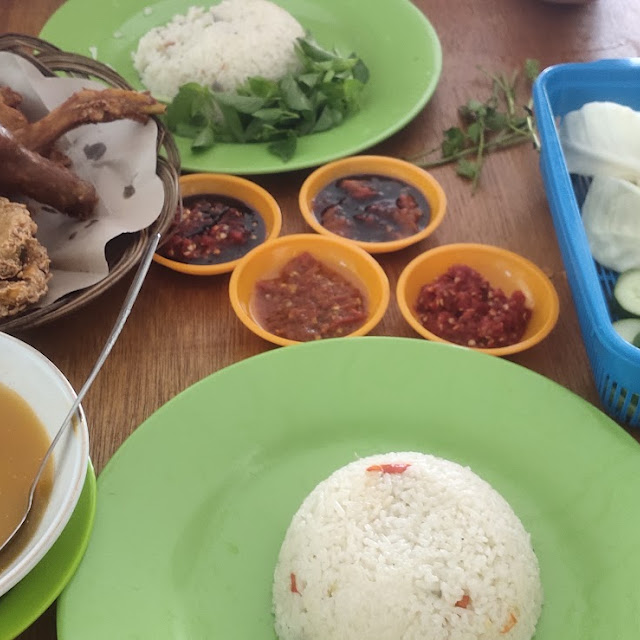 Bebek Goreng Bakwan Goreng Sayur Asam Nasi Liwet