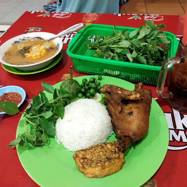 Paket 4 Komplit Bebek Goreng Nasi Tempe Sambal Lalap Es Teh Manis