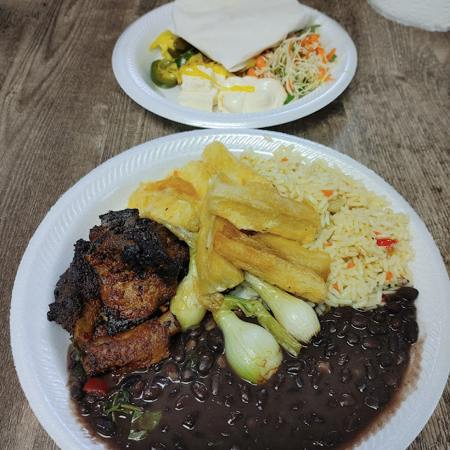 Costillas Con Arroz Y Frijoles Con Yuca