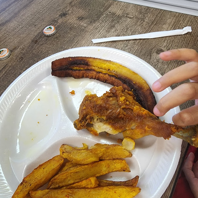 Pollo Frito Con Papas Y Platanitos Fritos
