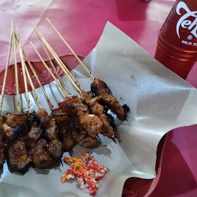 Sate Babi Dan Lontong
