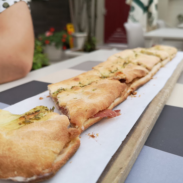 Focaccia Con Lardo E Pomodoro