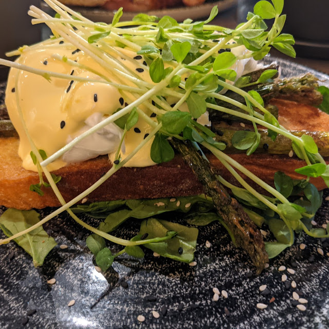 Eggs Benedict with Asparagus