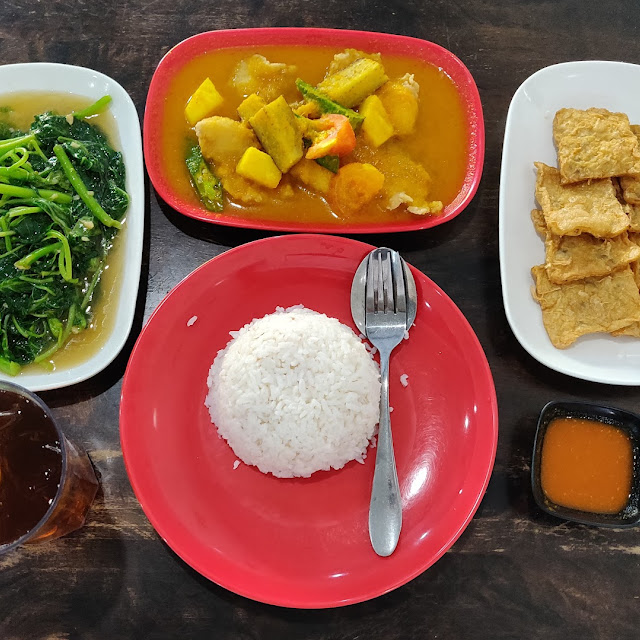 Stir Fried Vegetables Nyonya Fish Fillet Rice Fried Tofu Skin with Fish Paste and Ice Chinese Tea