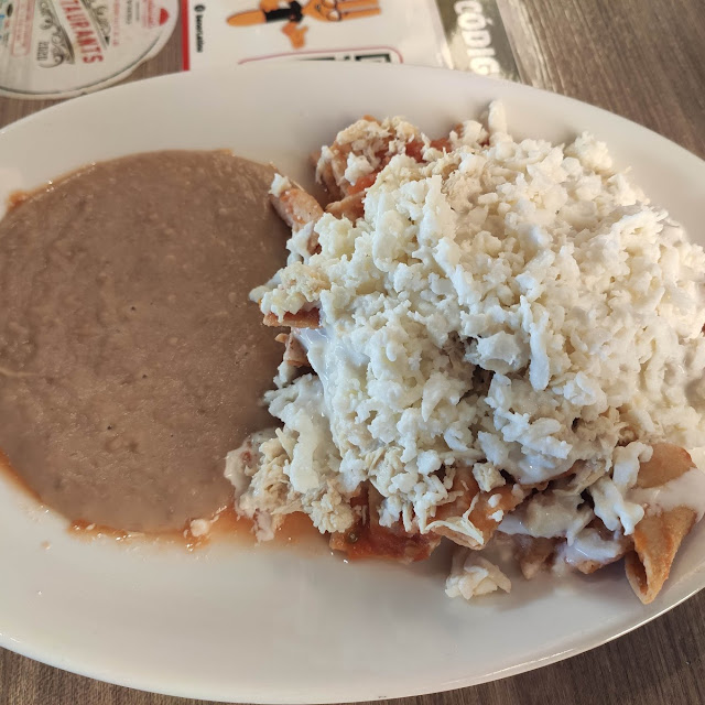 Chilaquiles Rojos Con Pollo Crema Y Queso