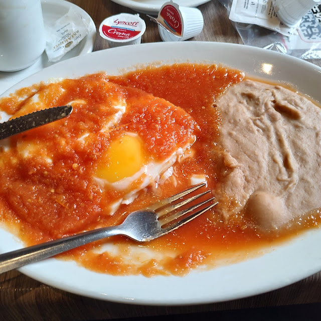 Huevos Rancheros En Salsa de Chorizo