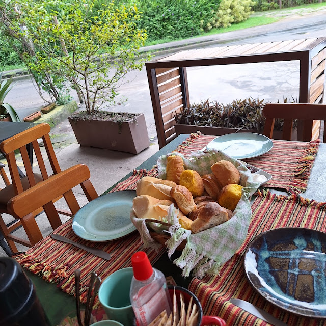 Café Com Cesto de Pão Variado