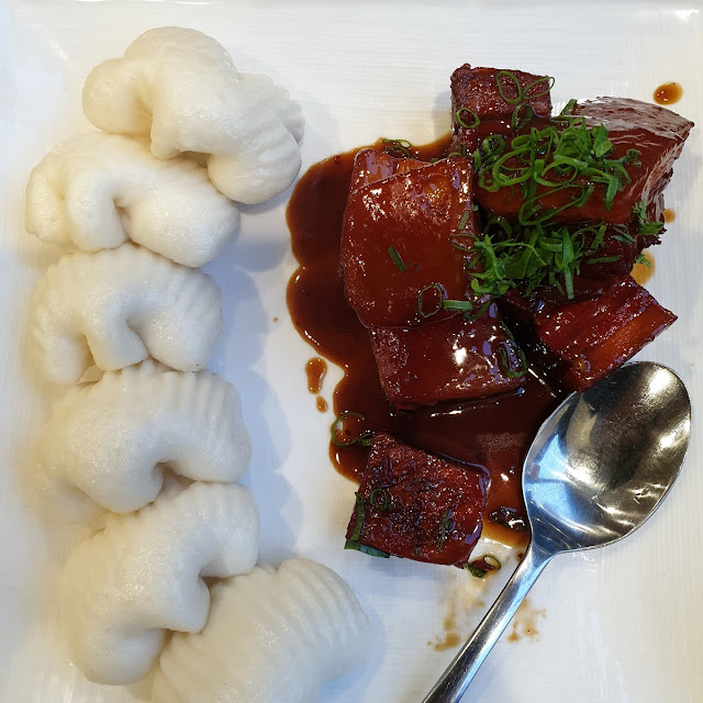 shanghai style braised pork belly with chinese steamed bread 红烧肉配荷叶夹