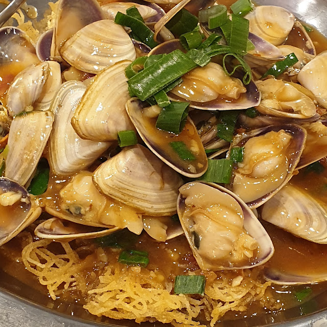 Cockles with XO Sauce Served on Top of Pan-Fried Rice Vermicelli