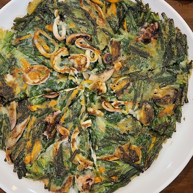 해물파전 Seafood & Onion Pancake