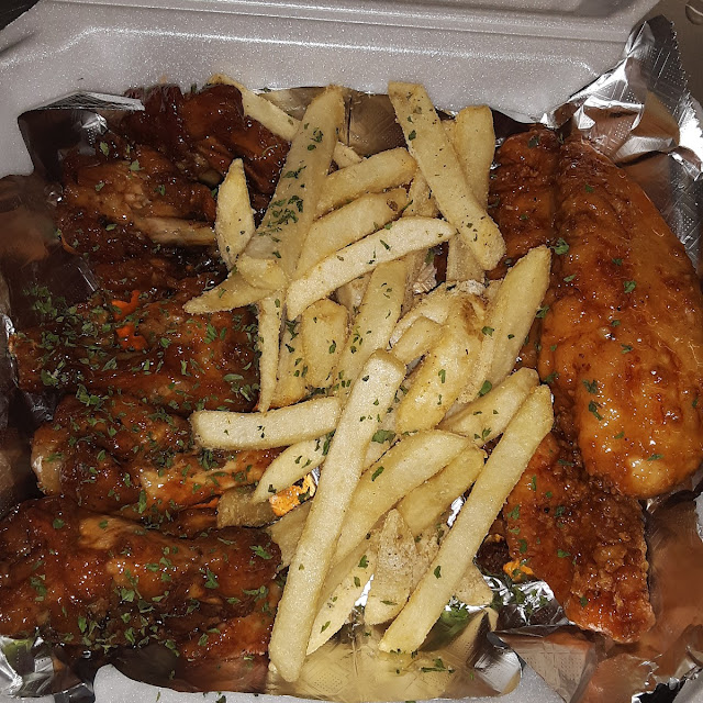 Wing & Tenders Basket with 1 Side