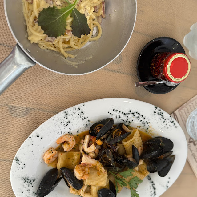 Impepata Di Cozze Con Crostoni E Polpa Di Pomodoro