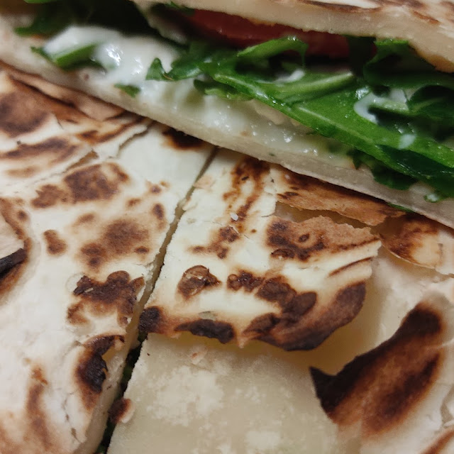 Piadina Con Stracchino Rucola E Pomodoro Fresco