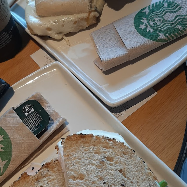 Parte Superior Panini 3 Quesos Y Parte Inferior Un Sándwich Pavo Panela