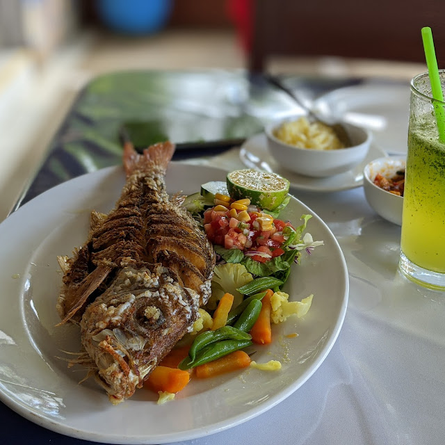 Pescado Frito Entero Papas Y Vegetales