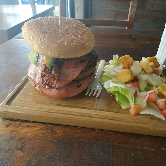 Presentación de la Hamburguesa Monster