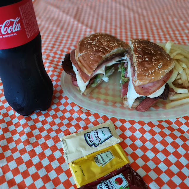 Hamburguesa Cubana Con Papas Y Coca Cola