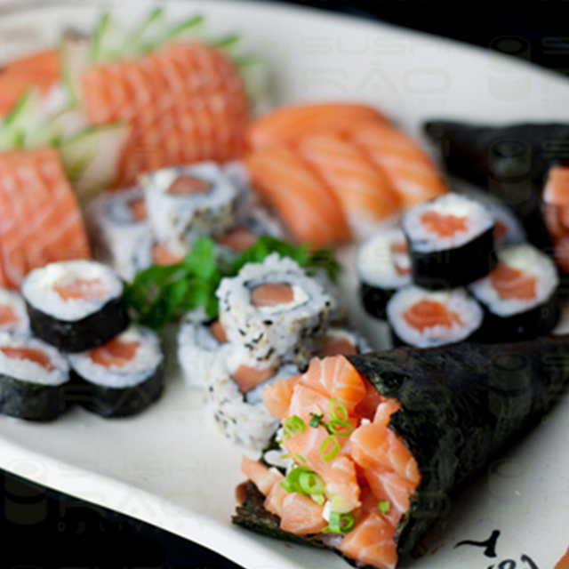Uramaki E Sashimi de Salmão