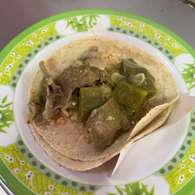 Taco de Lengua En Salsa Verde Con Nopalitos