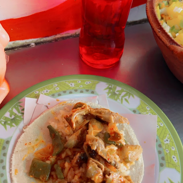 Taco de Mollejitas En Salsa Roja Con Nopalitos Y Arroz