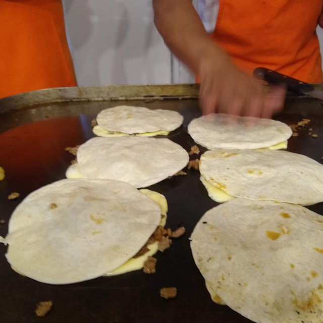 Bistec En Harina Acompañado de Ensalada de Jitomate Y Cebolla Morrón Y Aguacate