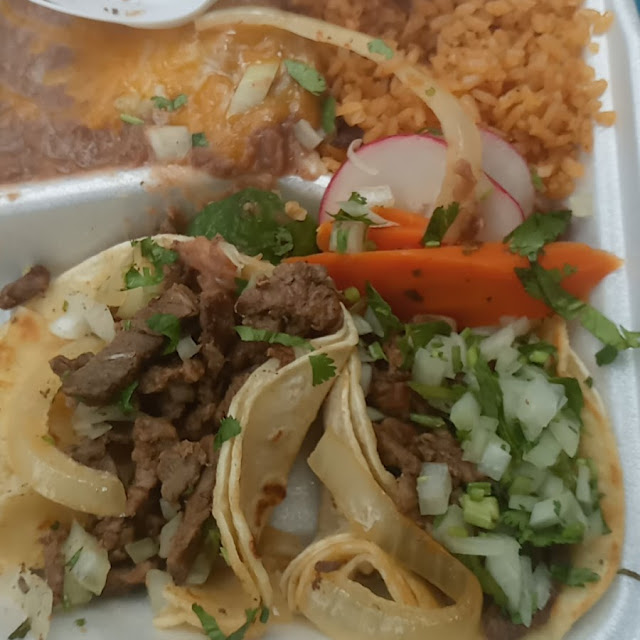 3 Tacos Servidos Con Arroz Y Frijoles 3 Tacos Served with Rice and Beans