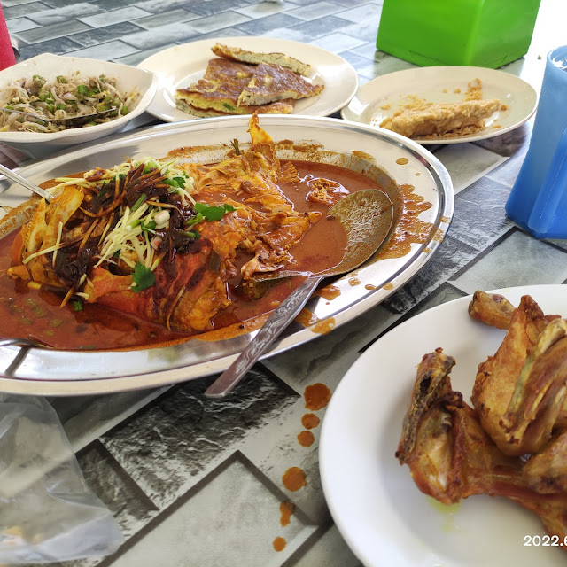 Kari Kepala Ikan Merah & Ayam Kampung Goreng