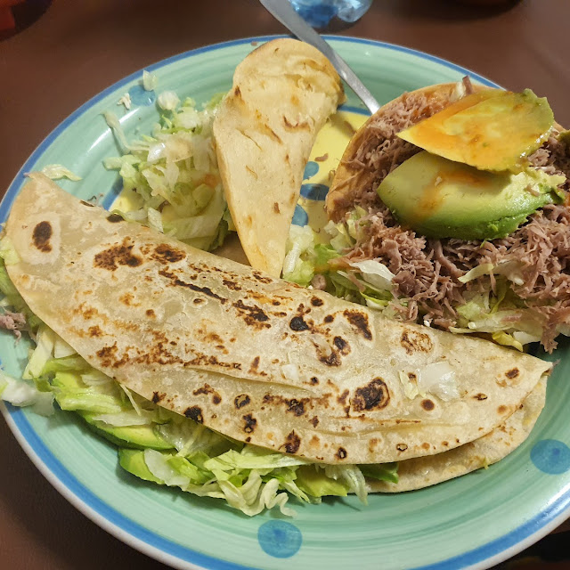 Tortilla de Harina Y Tostada Con Desebrada
