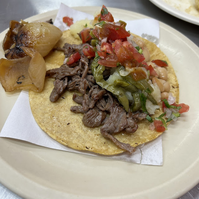 Taco de Arrachera Con Nopales Frijolitos Y Pico de Gallo Uno Le Puede Poner la Salsa Que Quiera