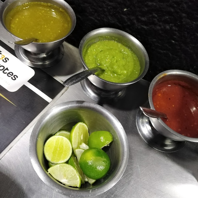 Limones Y Salsas de la Mesa
