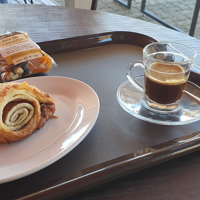 Café Expresso Com Folhado de Canela