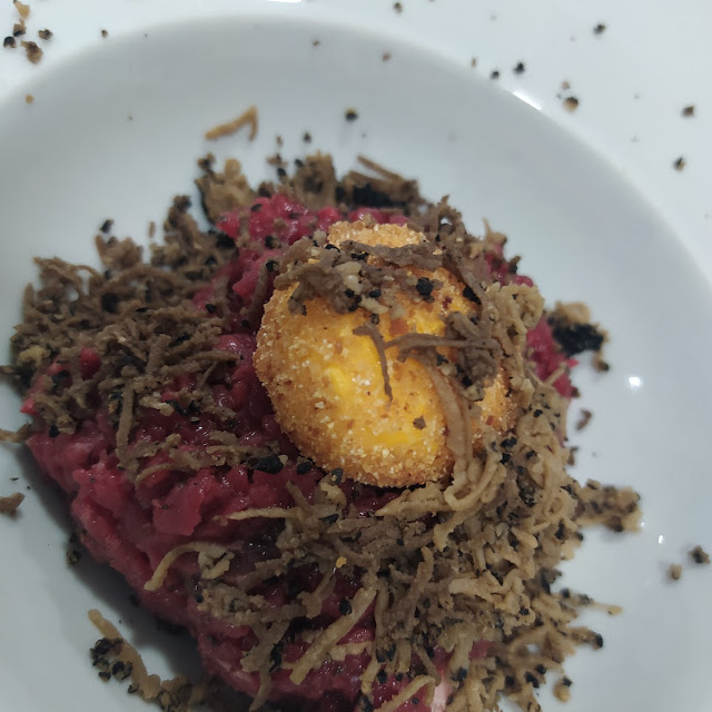 Tartar Con Uovo Fritto E Tartufo