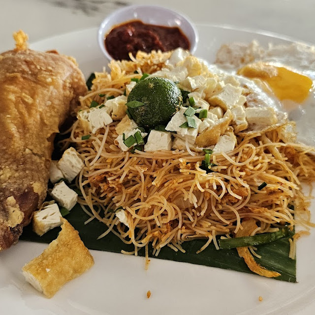 Fried Mee Siam with Fried Chicken Drumstick
