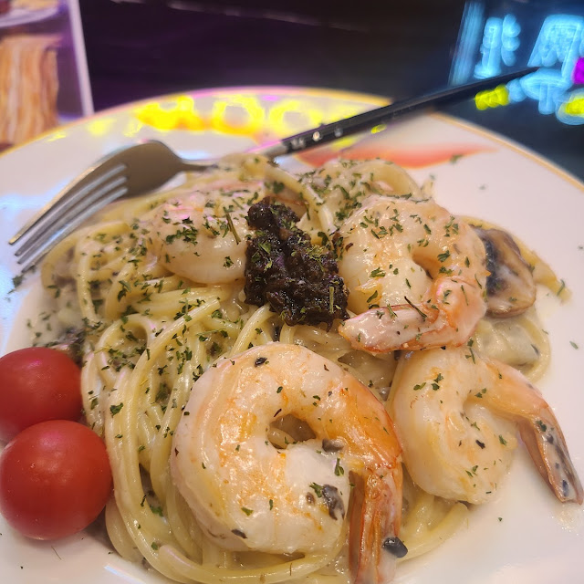 prawn in black truffle cream sauce 香煎大虾黑松露白汁意粉