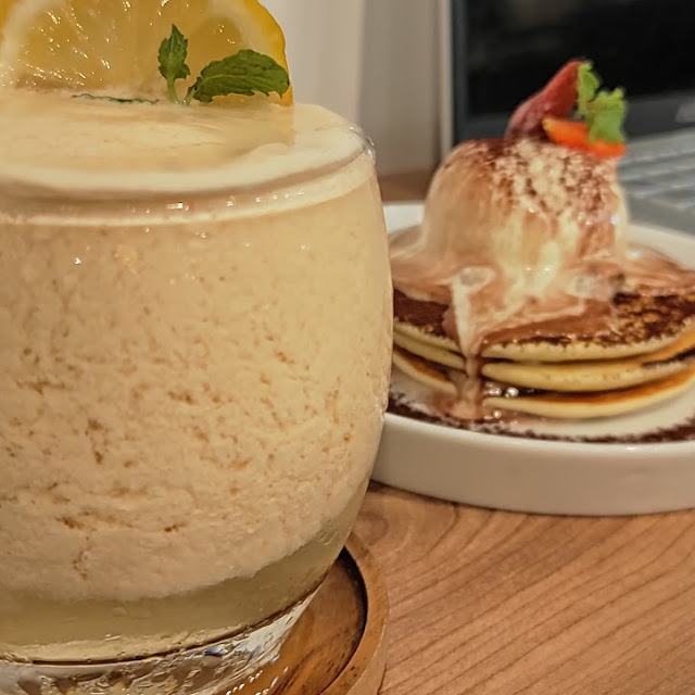 Tiramisu Pancake and Smoothies