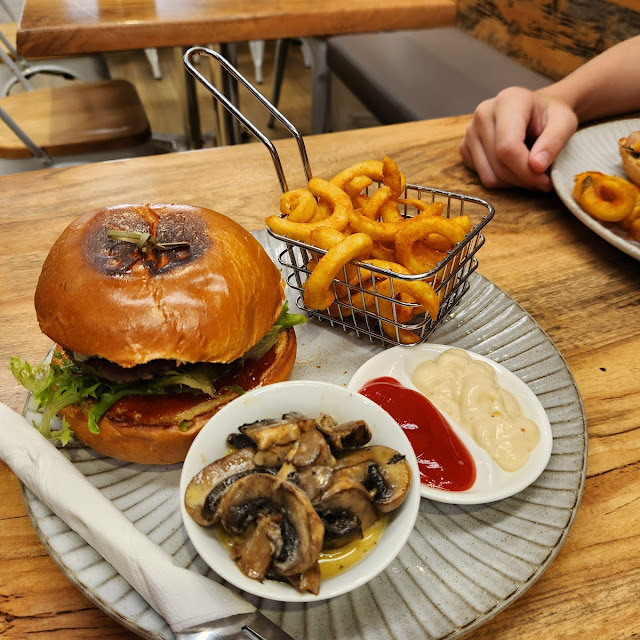 Angus Beef Burger w Mushrooms Side