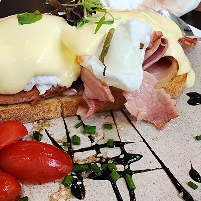Famous Eggs Benny