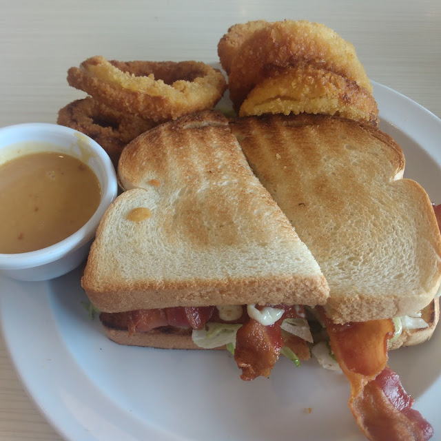 blt Sandwich with Onion Rings
