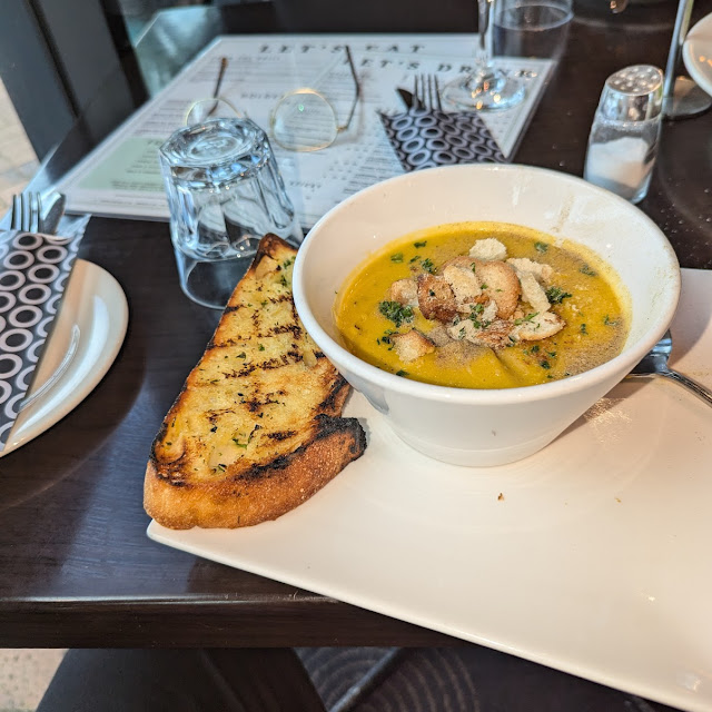 House Gormet Soup w Garlic Bread