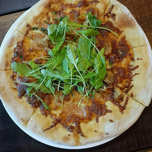 Sliced Pork with Rocket Pizza