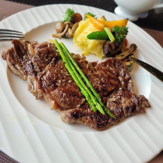 สเต็กเนื้อ local beef steak