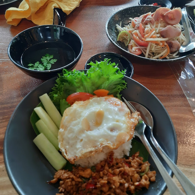กระเพราไก่ ใข่ดาว