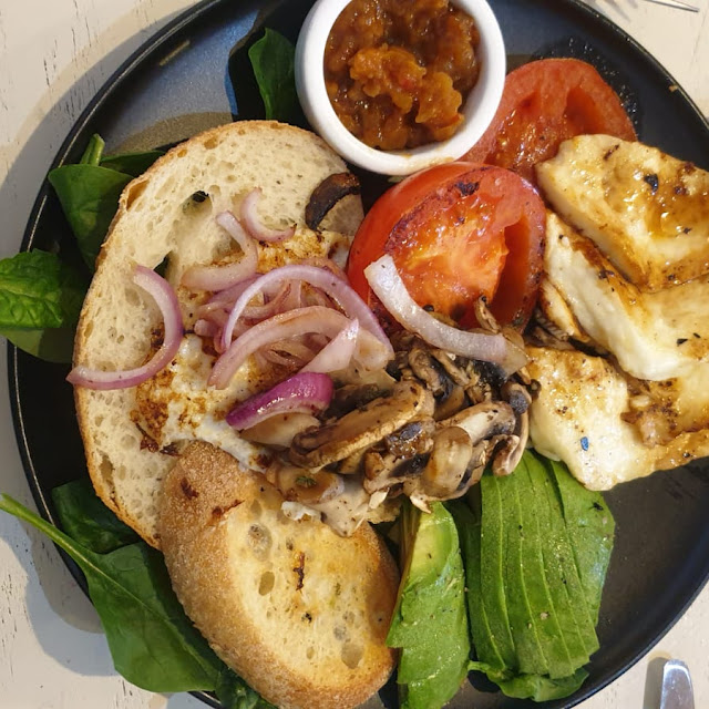Mushroom Avo & Haloumi
