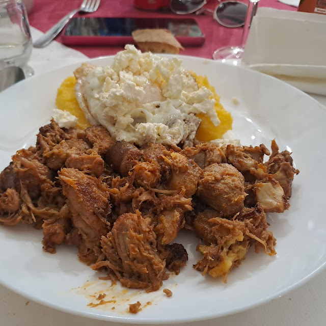Tochitura Cu Mămăliga Și Ou
