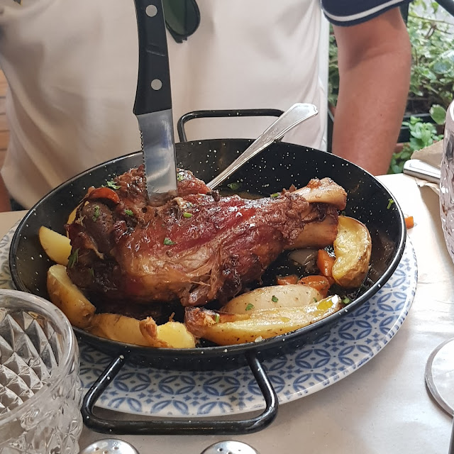 Black Pork Shin with Baked Potatoes