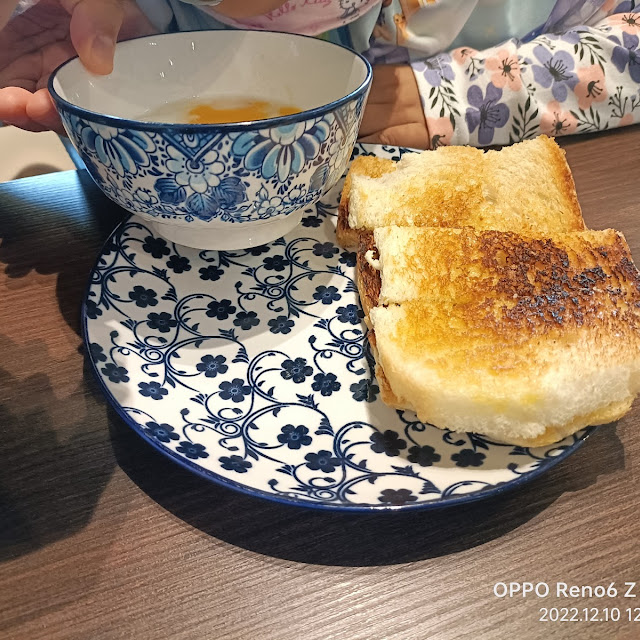 Roti Bakar Telur Separuh Masak