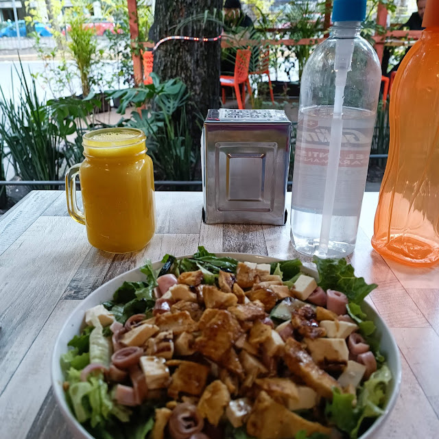 Ensalada Moskau Y Agua de Mango